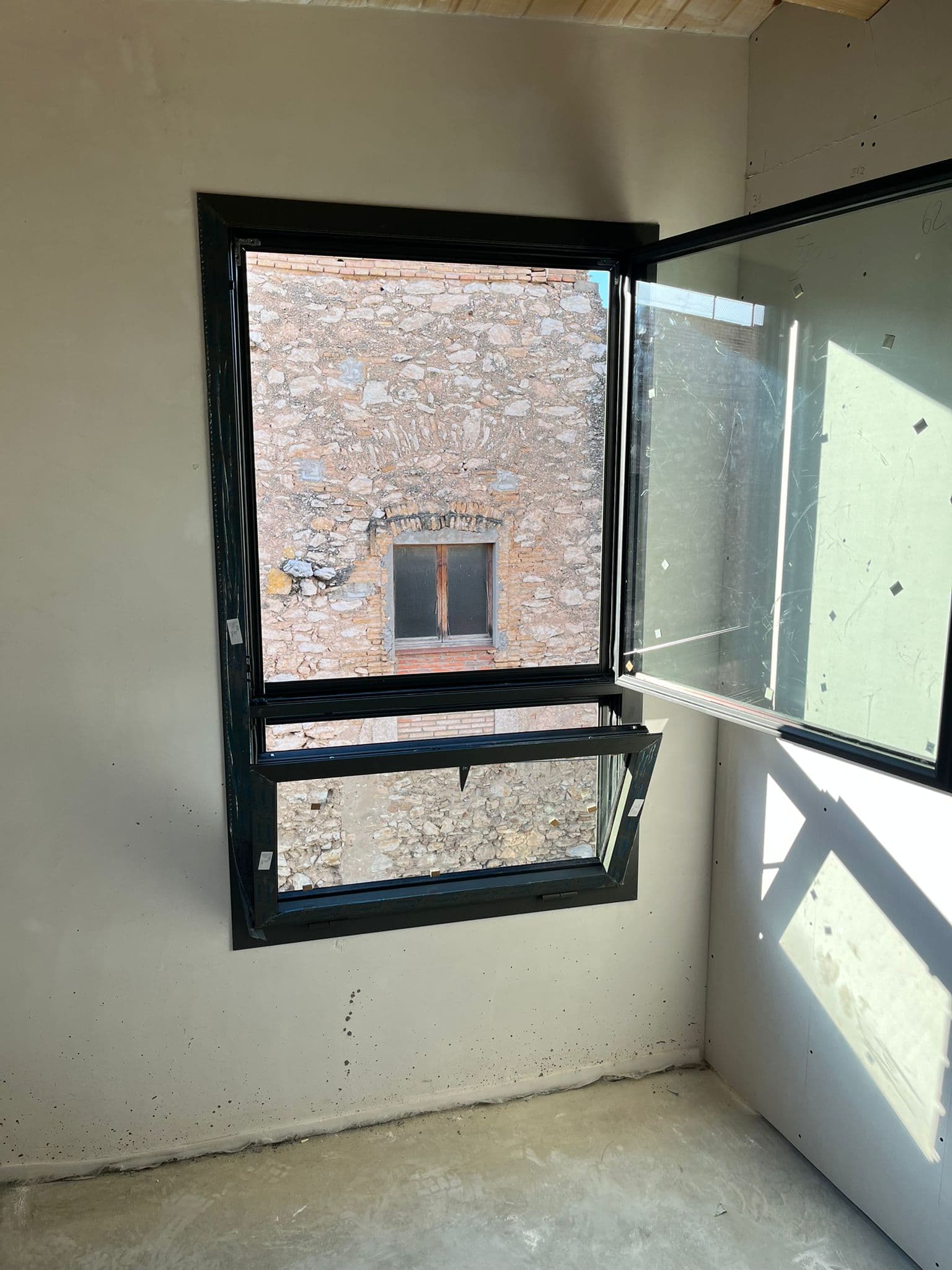 Fachada Principal con ventanas de aluminio.