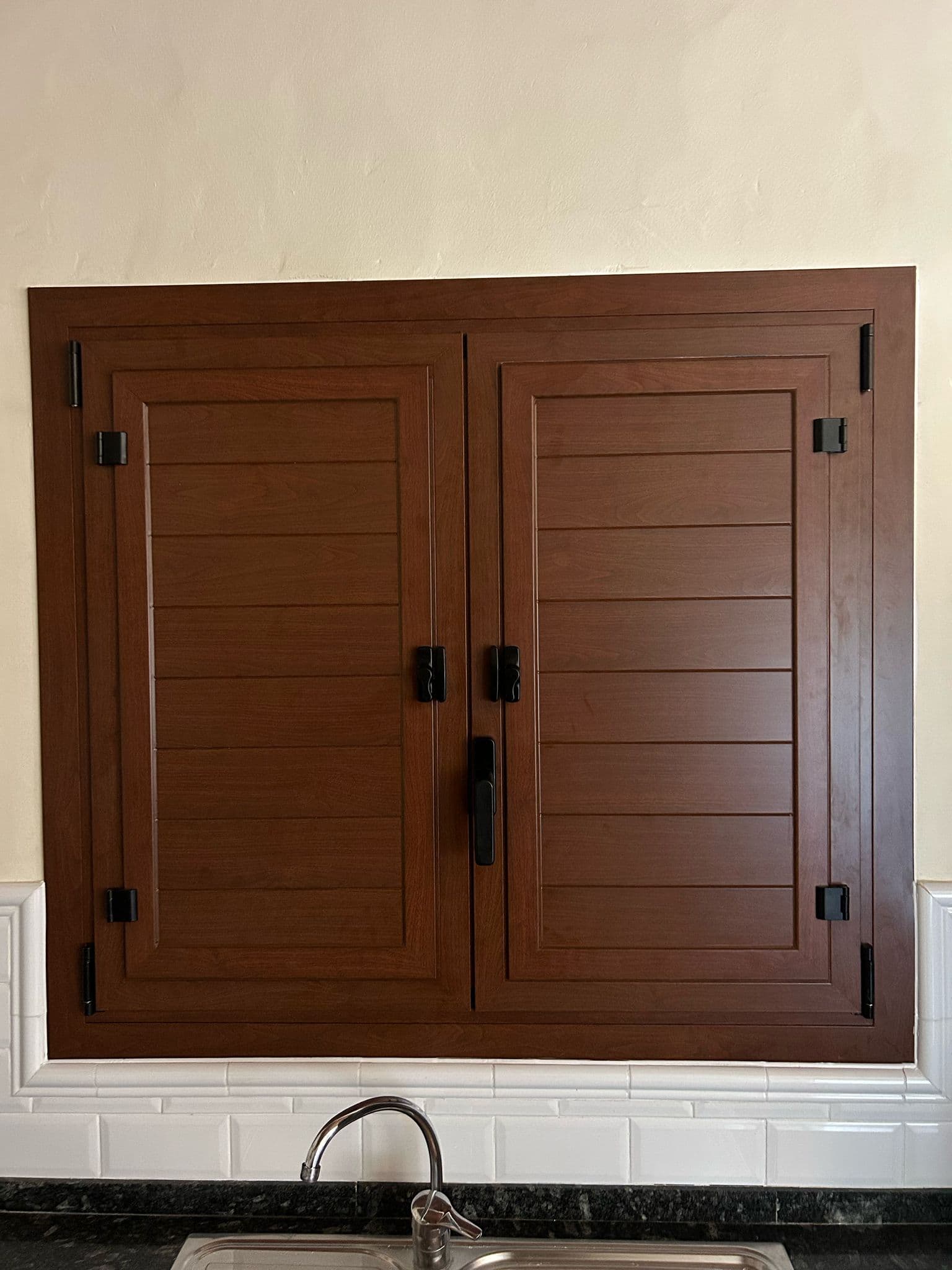 Ventana cor 60 efecto madera con cerramiento de luz integrado.