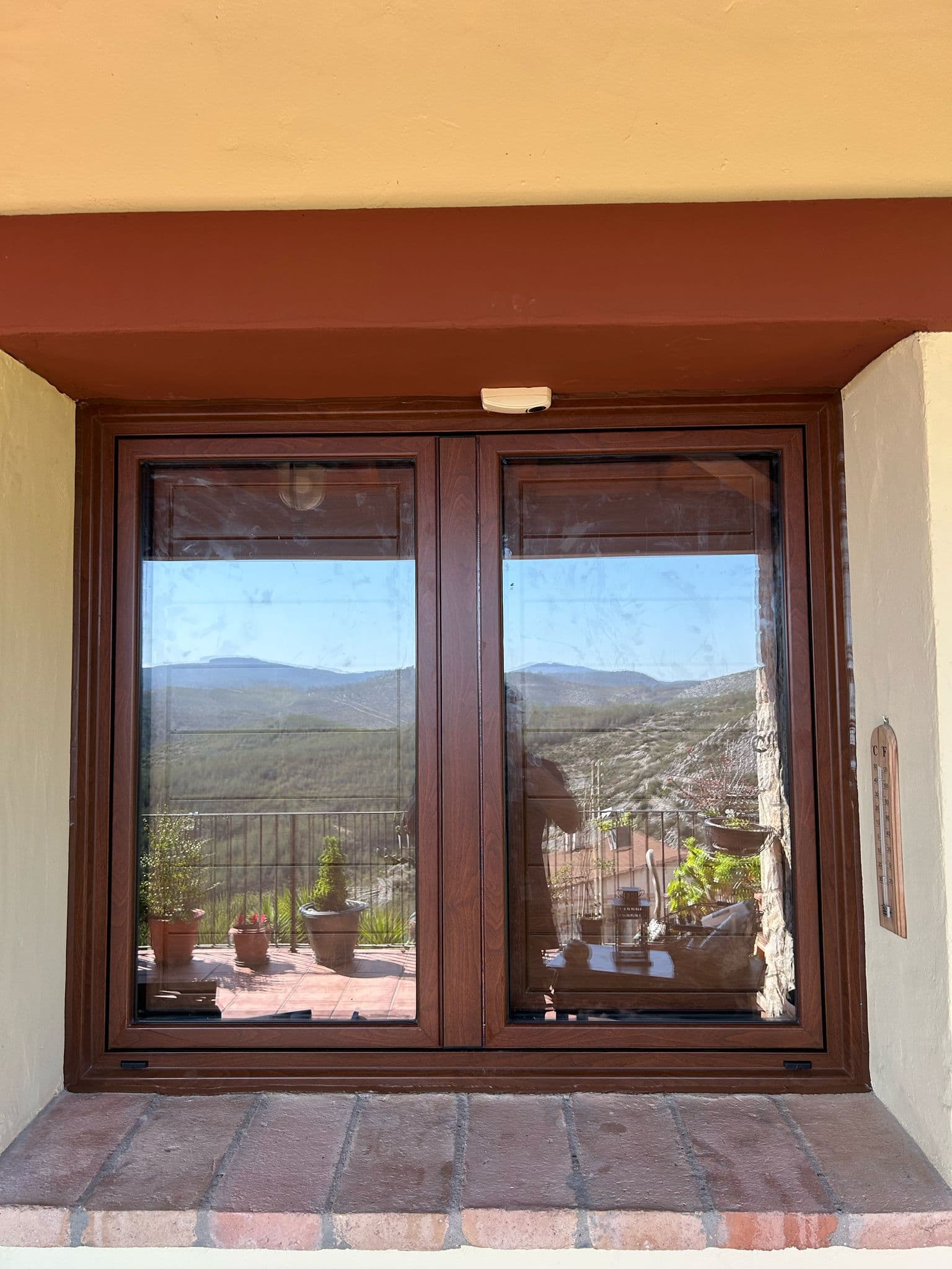 Ventana cor 60 efecto madera con cerramiento de luz integrado